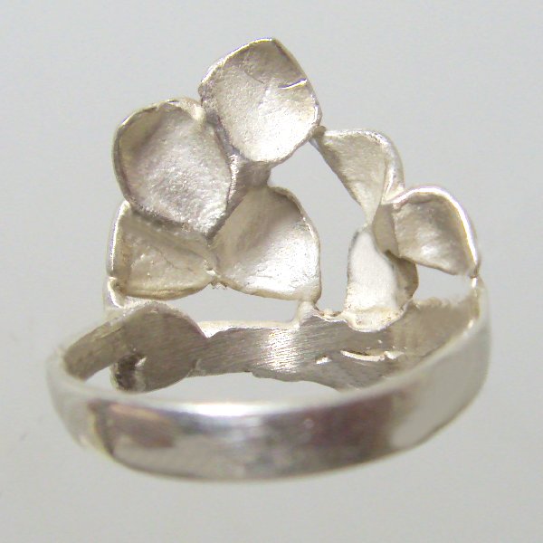 (r1325)Silver ring with floral motif.